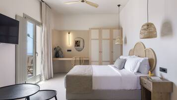 Romantic Suite, 1 Bedroom, Hot Tub, Ocean View | Wardrobe