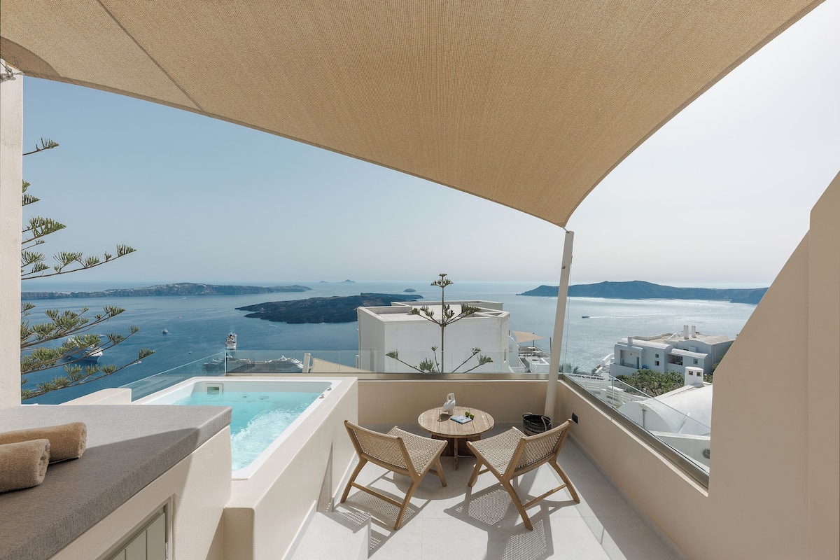 Un balcón con vista al mar, una piscina pequeña y dos sillas de mimbre.