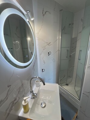 Suihku, ympäristöystävälliset hygieniatuotteet, hiustenkuivaaja