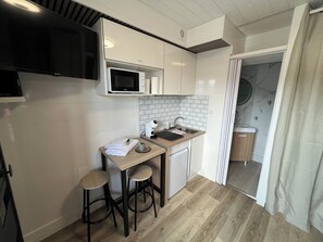 Fridge, microwave, stovetop, coffee/tea maker