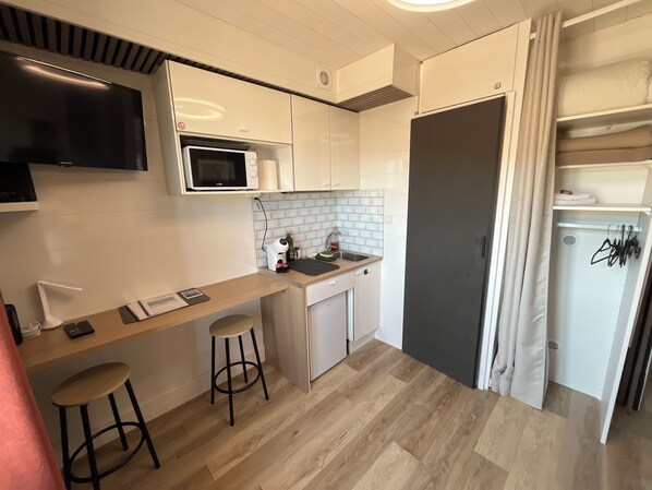 Fridge, microwave, stovetop, coffee/tea maker