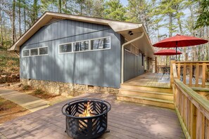 Terrace/patio - 10 min to Asheville, private 2 acres w/ huge deck and sleeps 10! (Asheville)