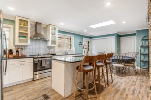 Fridge, microwave, oven, stovetop - 10 min to Asheville, private 2 acres w/ huge deck and sleeps 10! (Asheville)