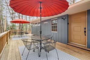 Outdoor dining - 10 min to Asheville, private 2 acres w/ huge deck and sleeps 10! (Asheville)
