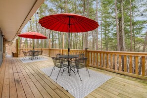 Outdoor dining - 10 min to Asheville, private 2 acres w/ huge deck and sleeps 10! (Asheville)