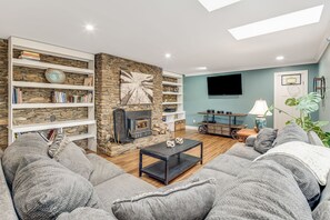 Smart TV, fireplace, books - 10 min to Asheville, private 2 acres w/ huge deck and sleeps 10! (Asheville)