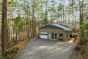 Exterior - 10 min to Asheville, private 2 acres w/ huge deck and sleeps 10! (Asheville)