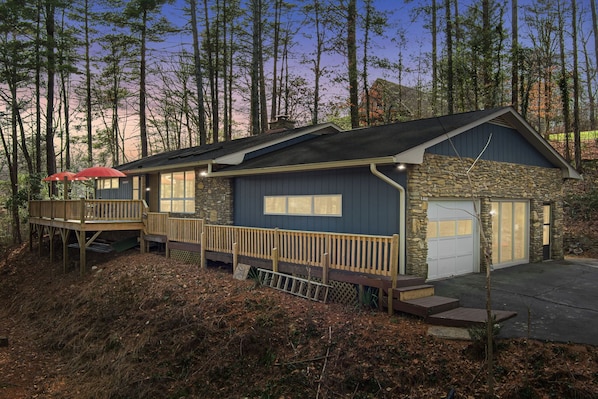 Exterior - 10 min to Asheville, private 2 acres w/ huge deck and sleeps 10! (Asheville)