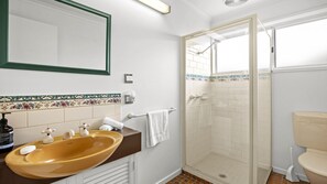 Shower, towels - Price Central Torquay 32 (Torquay)