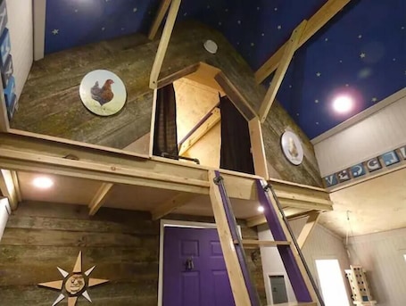 Interior. The Tree House at Underhill Hollow