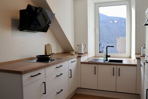 Kjøleskap, ovn, kokeplater og oppvaskmaskin