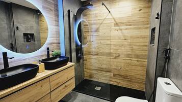 Een haardroger, handdoeken, zeep, toiletpapier