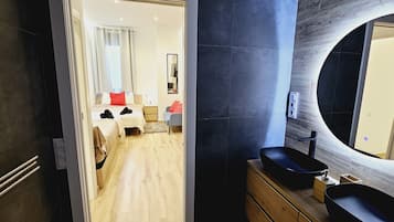 3 dormitorios, tabla de planchar con plancha, wifi gratis y ropa de cama