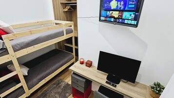 3 bedrooms, iron/ironing board, free WiFi, bed sheets
