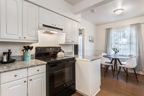 Kühlschrank, Ofen, Herdplatte, Wasserkocher mit Kaffee-/Teezubehör