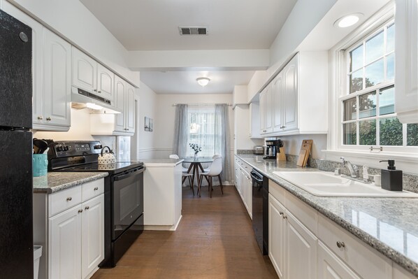 Kühlschrank, Ofen, Herdplatte, Wasserkocher mit Kaffee-/Teezubehör