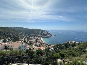 Eine Küstenstadt mit terrassenförmig angelegten Häusern, einem Strand und freiem Blick auf das Meer.