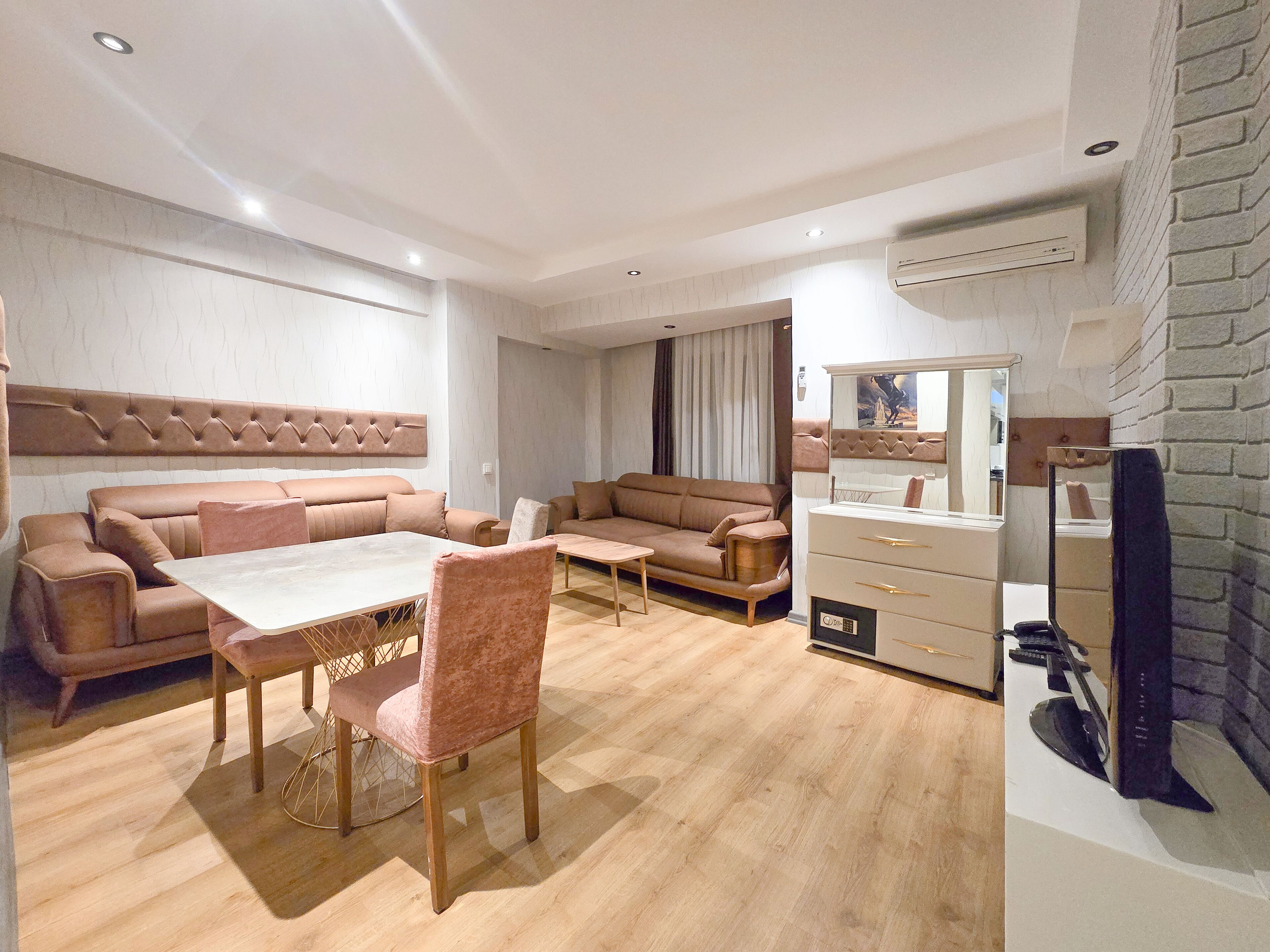 Habitación cuádruple | Área de sala de estar | Televisión LCD de 30 pulgadas con canales por cable 
