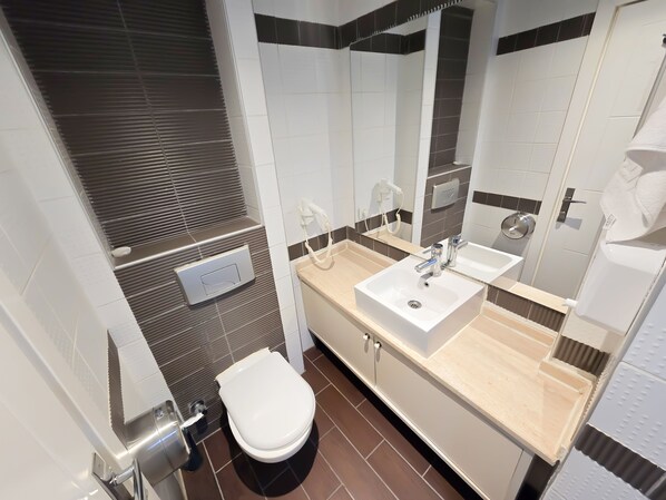 Family Suite | Bathroom | Shower, rainfall showerhead, designer toiletries, hair dryer - Taksim By Aydın Suite Hotel (Istanbul)