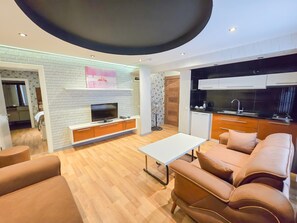 家庭套房 | 起居区 | 30-英寸液晶电视（配备有线频道）