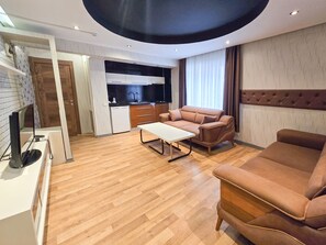 Family Suite | Private kitchen | Mini-fridge, coffee/tea maker, electric kettle