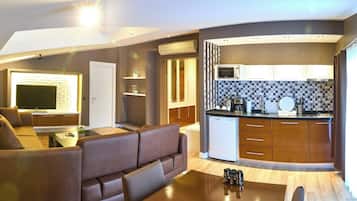 Suite Superior | Dapur pribadi | Lemari es kecil, mesin pembuat kopi/teh, dan ketel listrik