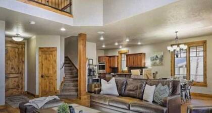 Beautiful Red Feather Lake House in Exclusive Fox Acres Gated Community!