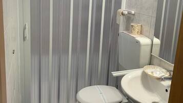 Habitación con 1 cama matrimonial o 2 individuales | Baño | Regadera, regadera tipo lluvia, amenidades de baño gratuitas