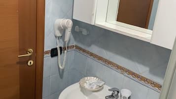 Chambre Triple | Salle de bain | Douche, douche à « effet pluie », articles de toilette gratuits