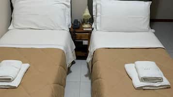 Chambre Quadruple | Minibar, coffres-forts dans les chambres, bureau, Wi-Fi gratuit
