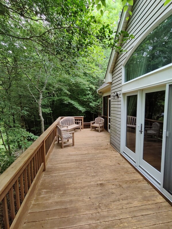 Terrace/patio - Tour Historic Gloucester Courthouse - walk to Main Street! (Gloucester)