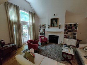 Smart TV, DVD player, books, music library - Tour Historic Gloucester Courthouse - walk to Main Street! (Gloucester)