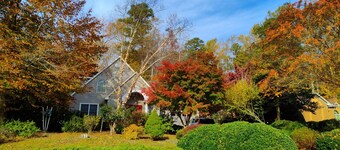 Tour Historic Gloucester Courthouse - walk to Main Street!