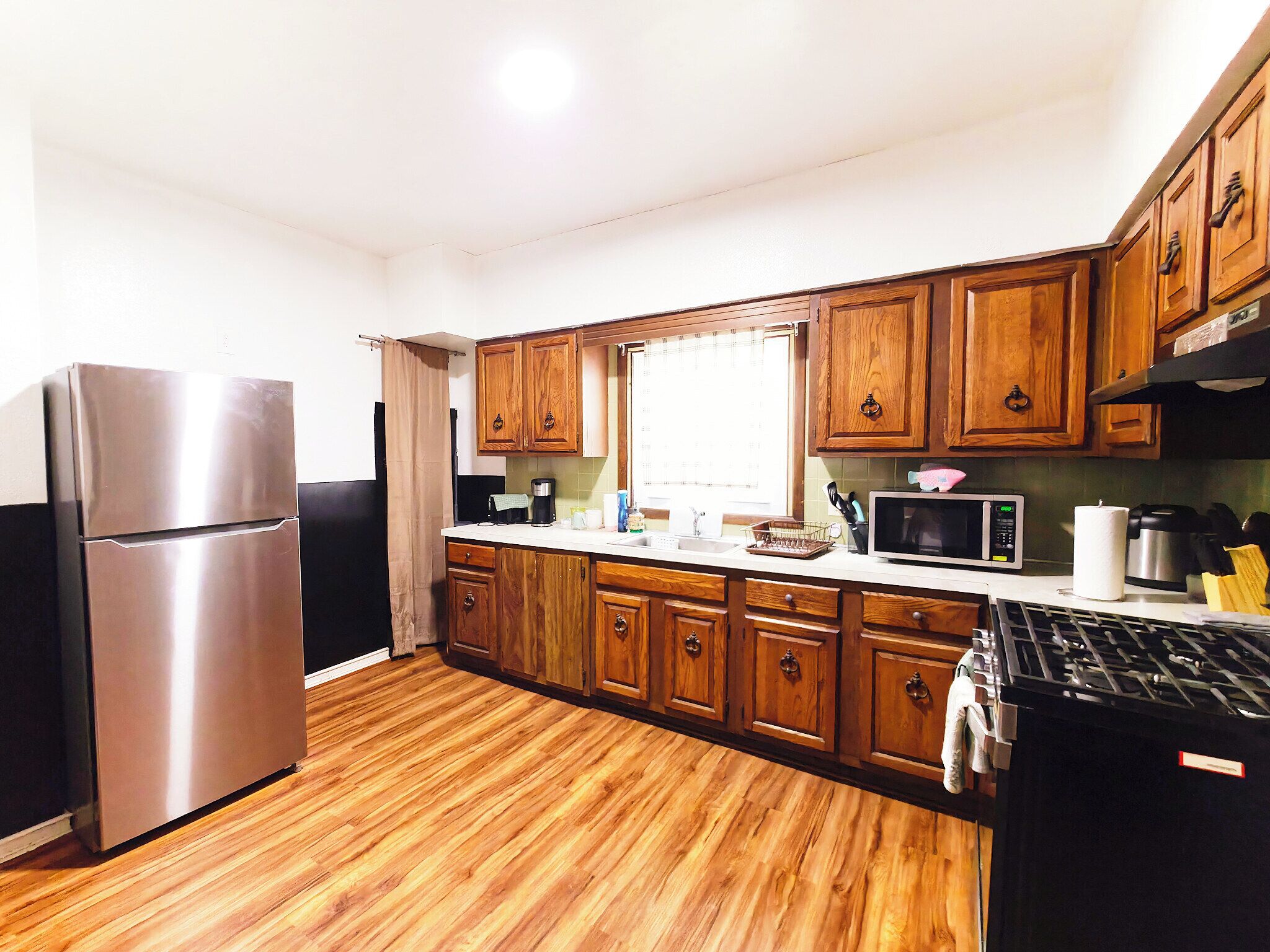 冷蔵庫、電子レンジ、コンロ、コーヒー / ティーメーカー