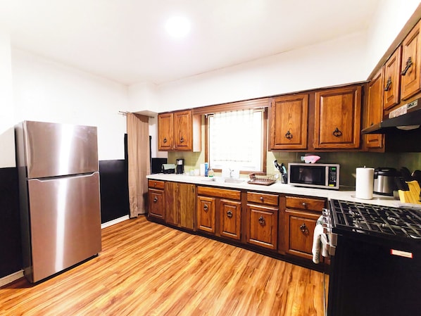 Frigorifero, microonde, piano cottura, macchina per tè/caffè