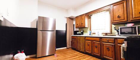 Réfrigérateur, micro-ondes, plaque de cuisson, cafetière/bouilloire