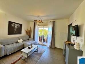 Fernseher, Bücher, Stereoanlage