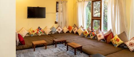 6 bedrooms, iron/ironing board, WiFi, bed sheets