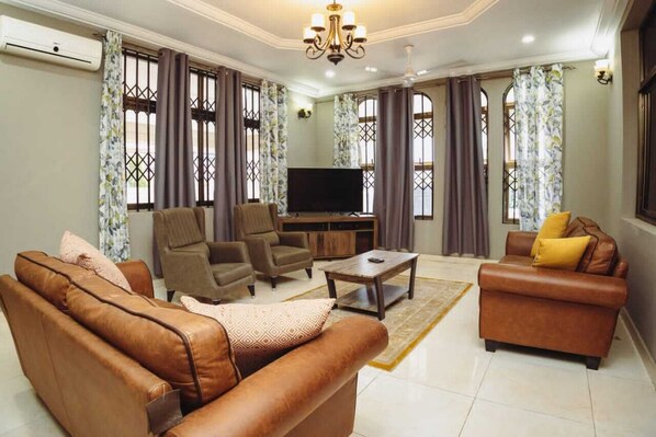 Living area - Edna's Place (Sakumono)