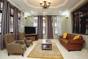 Living area - Edna's Place (Sakumono)