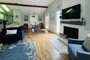 Televisio, takka, pöytätennispöytä, stereot