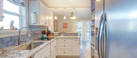 Een koelkast, een magnetron, een oven, een kookplaat