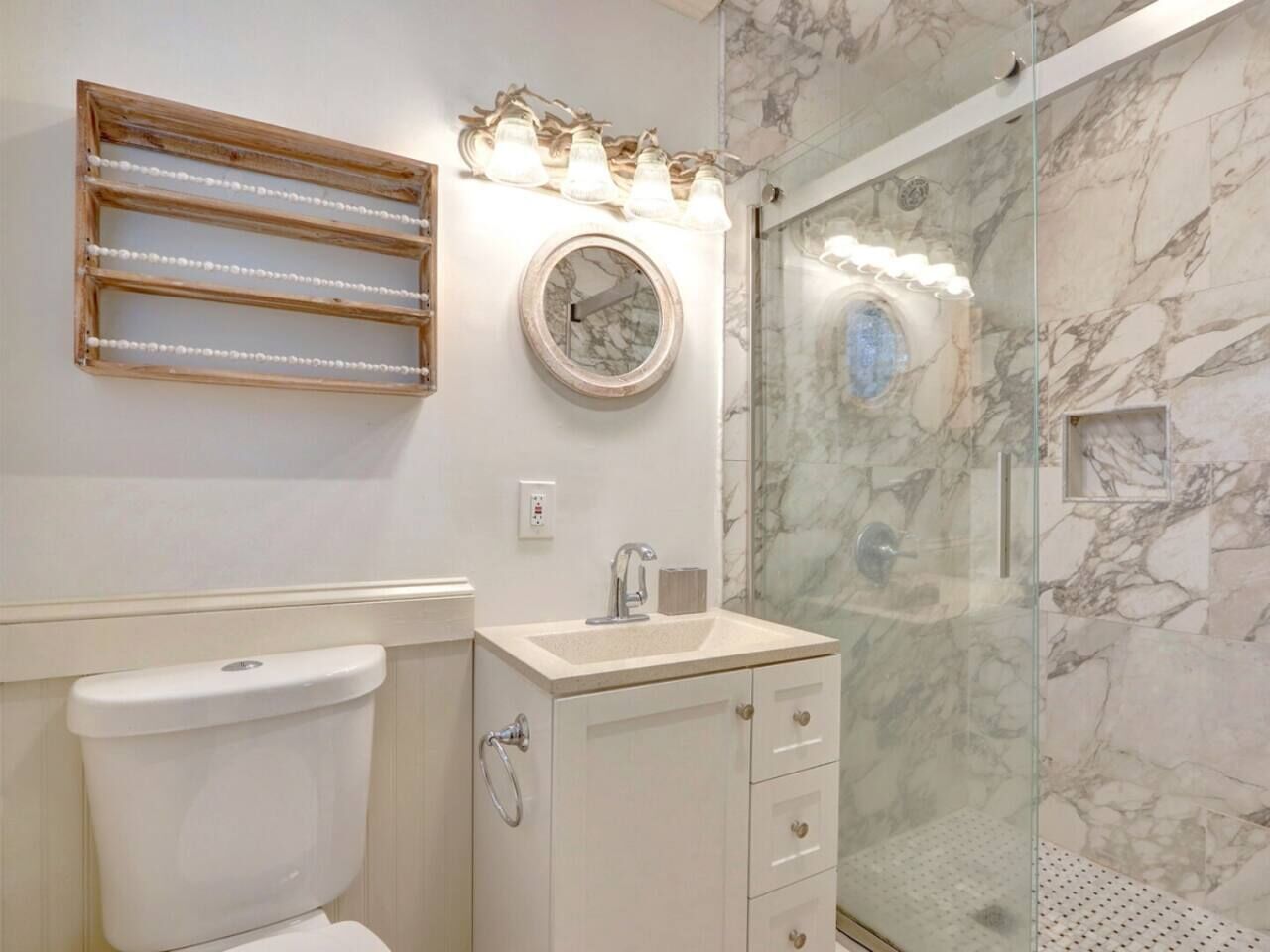 Een badkamer met toilet, wastafel en douche.
