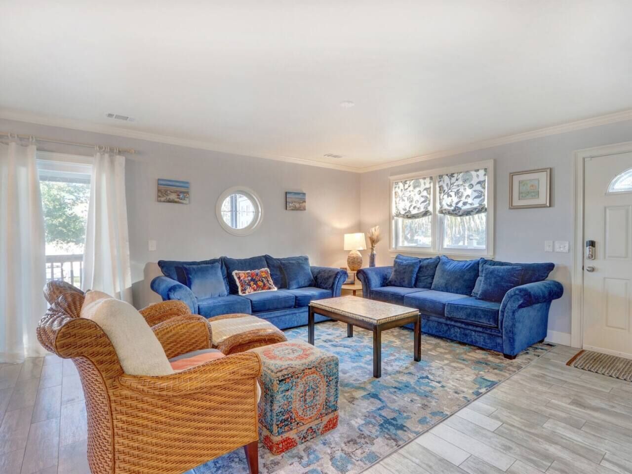 Télévision, cheminée, table de tennis de table