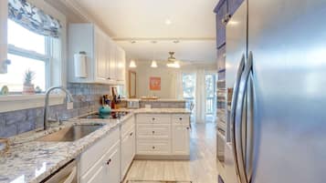 雪櫃、微波爐、焗爐、爐具