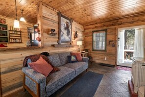 Een smart-tv, een open haard, een dvd-speler en een stereo