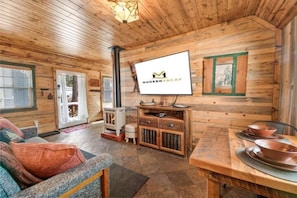 Una Smart TV, una chimenea, un reproductor de DVD