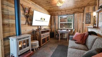 Een smart-tv, een open haard, een dvd-speler en een stereo