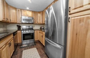 Dishwasher, cookware/dishes/utensils, paper towels - Can’t Bear To Leave (Big Bear Lake)