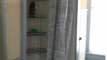 SĂšche-cheveux, savon, shampoing, papier toilette